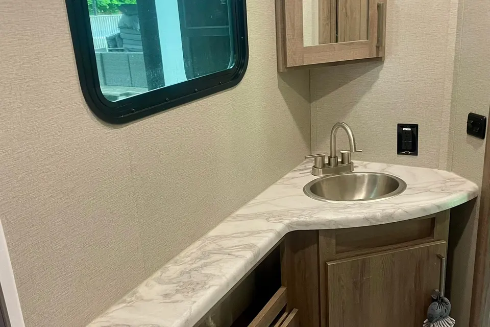 Cozy Cruiser 30ft Sleeps 8