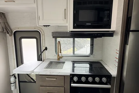 C09 - 6 Sleeper - The RV Rental Factory