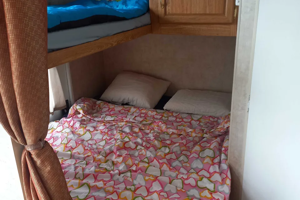 2005 Fleetwood Pioneer