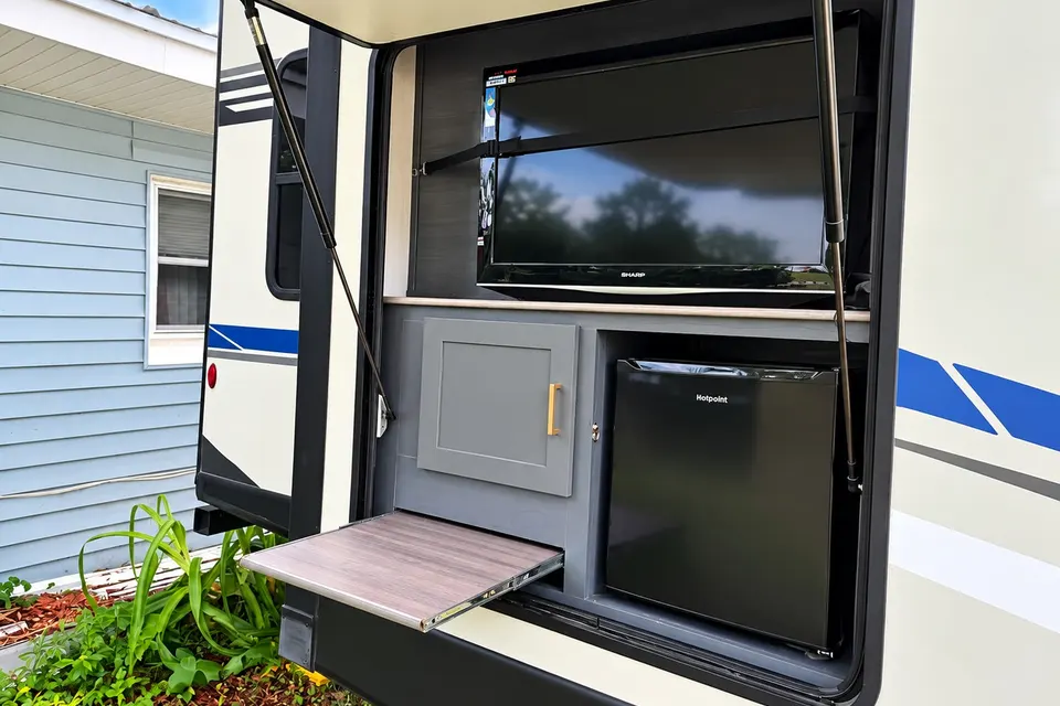 Sunshine & S'mores a Keystone 30RI Travel Trailer