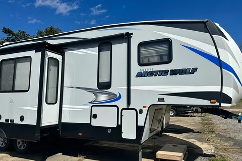 2019 Forest River RV Cherokee Arctic Wolf 305ML6 Fifth Wheel