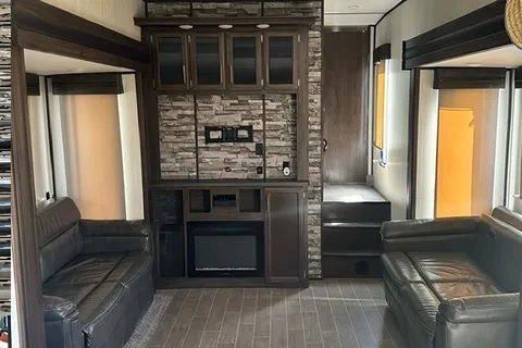 2019 Forest River RV Cherokee Arctic Wolf 305ML6 Fifth Wheel