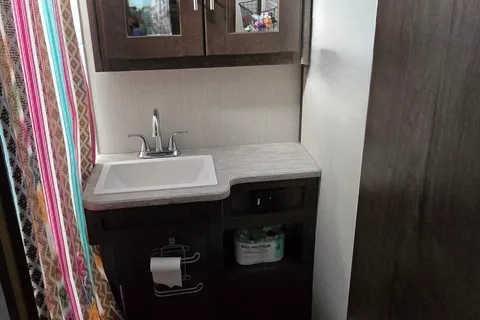 Family Trailer 2019 Radiance w/ Private Bunkhouse Cruiser Radiance Ultra Lite