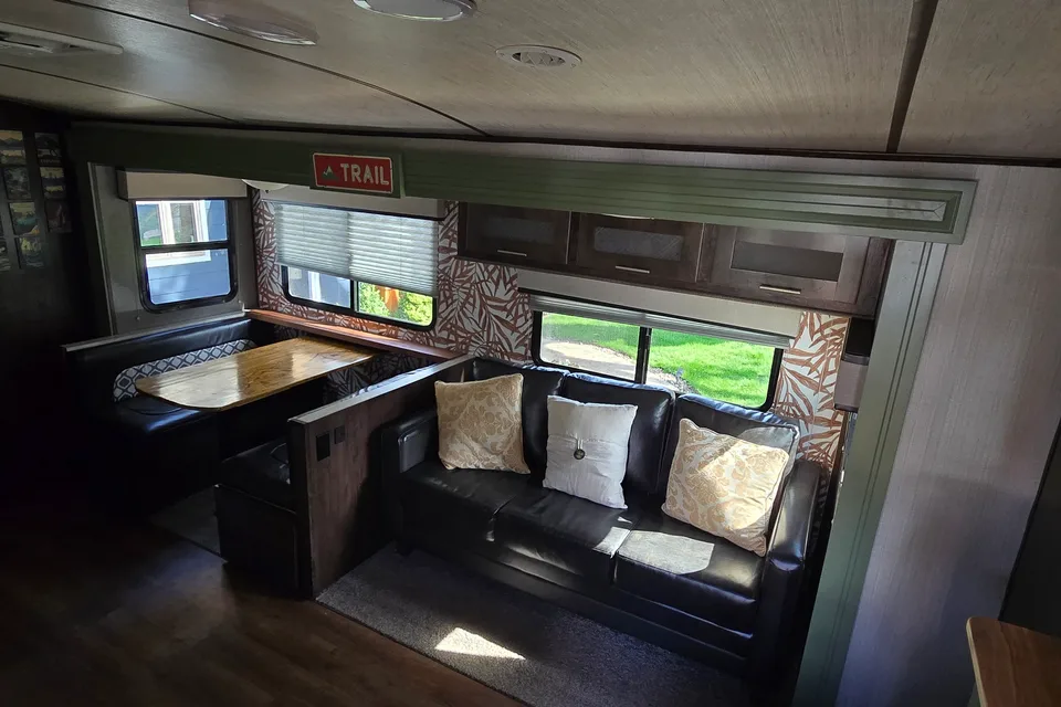 Family Trailer 2019 Radiance w/ Private Bunkhouse Cruiser Radiance Ultra Lite