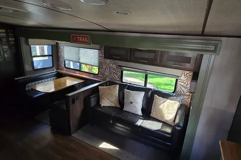 Family Trailer 2019 Radiance w/ Private Bunkhouse Cruiser Radiance Ultra Lite