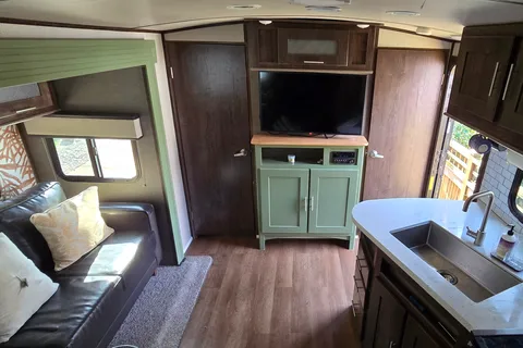 Family Trailer 2019 Radiance w/ Private Bunkhouse Cruiser Radiance Ultra Lite