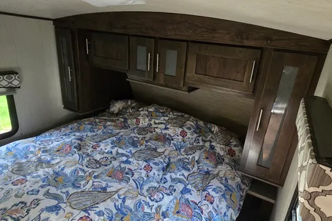 Family Trailer 2019 Radiance w/ Private Bunkhouse Cruiser Radiance Ultra Lite