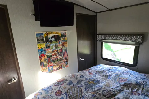 Family Trailer 2019 Radiance w/ Private Bunkhouse Cruiser Radiance Ultra Lite