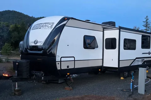Family Trailer 2019 Radiance w/ Private Bunkhouse Cruiser Radiance Ultra Lite