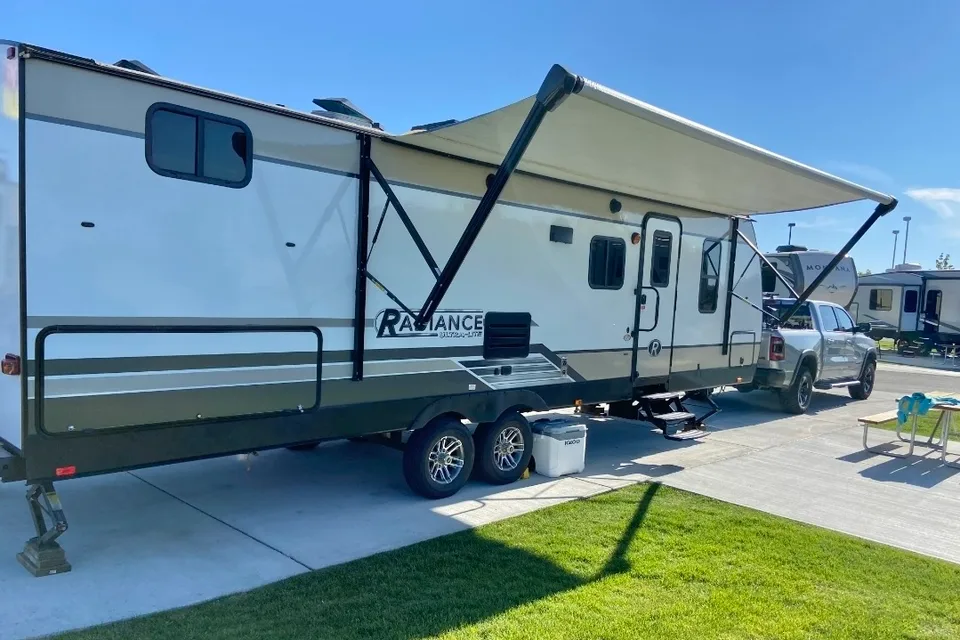Family Trailer 2019 Radiance w/ Private Bunkhouse Cruiser Radiance Ultra Lite
