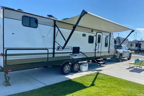 Family Trailer 2019 Radiance w/ Private Bunkhouse Cruiser Radiance Ultra Lite