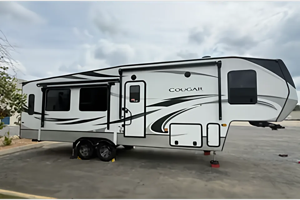 Luxe 2021 Cougar Cove 5th Wheel