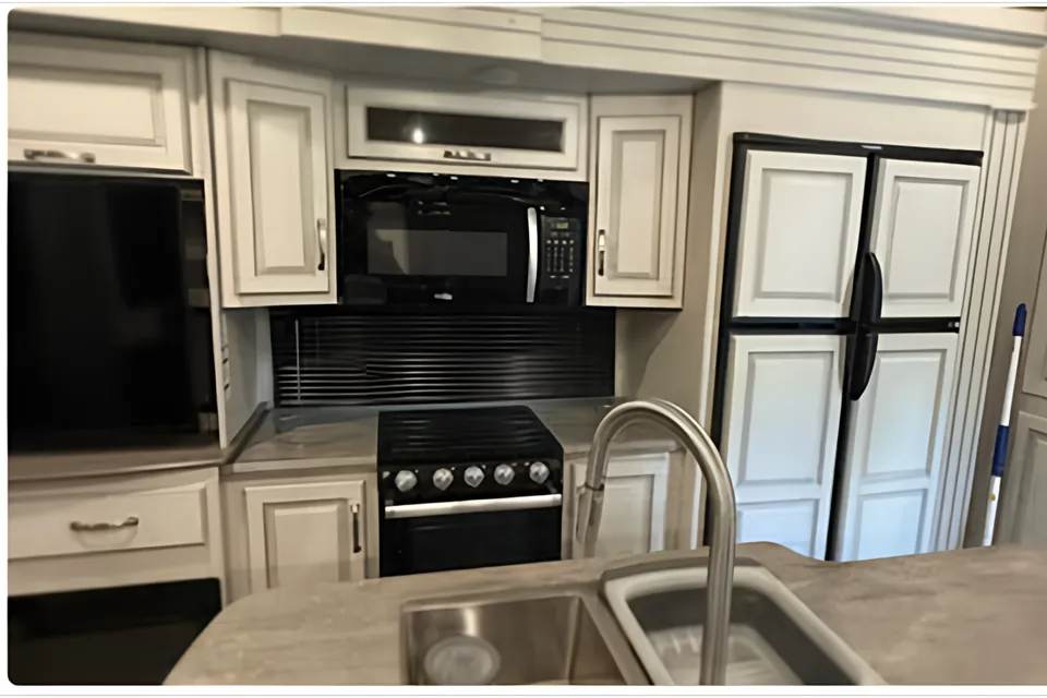Luxe 2021 Cougar Cove 5th Wheel