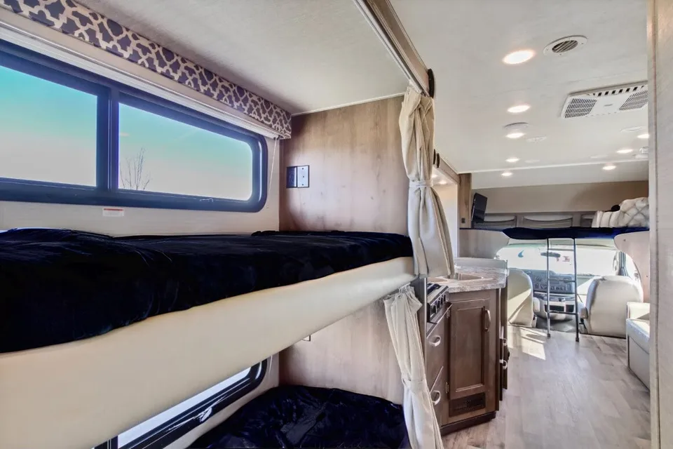 10-Person Jayco Redhawk 31F Vacation