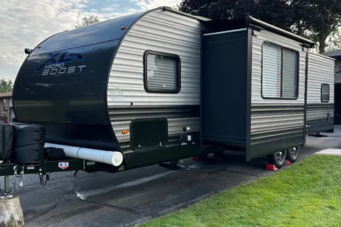 William's Forest River XLR microboost 27 LRLE Toy Hauler
