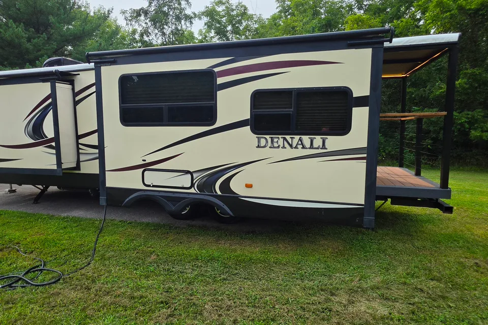 adam's Dutchmen Denali Travel Trailer