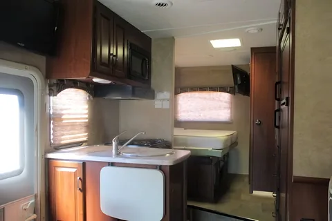 Lots of Room for FAMILY and Easy to Drive Motorhome Sleeps 8 