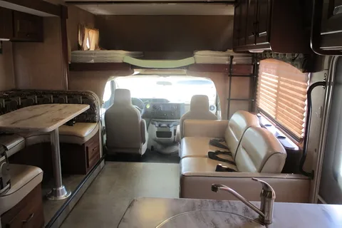 Lots of Room for FAMILY and Easy to Drive Motorhome Sleeps 8 