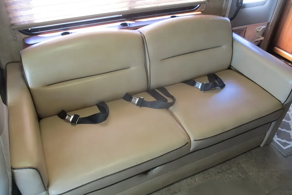 Lots of Room for FAMILY and Easy to Drive Motorhome Sleeps 8