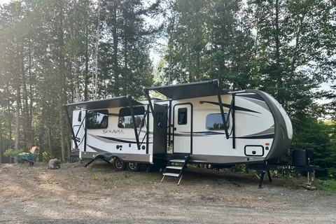 The Hutchins' Palomino 312TSQBK Travel Trailer