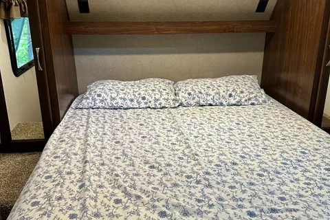 The Hutchins' Palomino 312TSQBK Travel Trailer