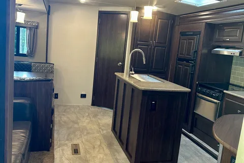 The Hutchins' Palomino 312TSQBK Travel Trailer