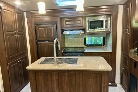The Hutchins' Palomino 312TSQBK Travel Trailer
