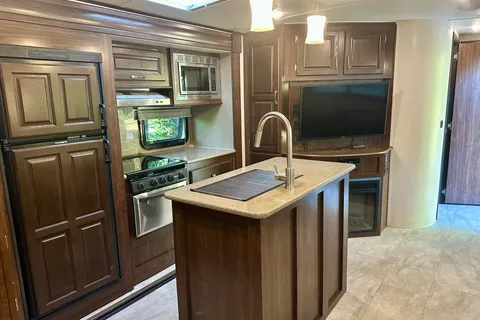 The Hutchins' Palomino 312TSQBK Travel Trailer