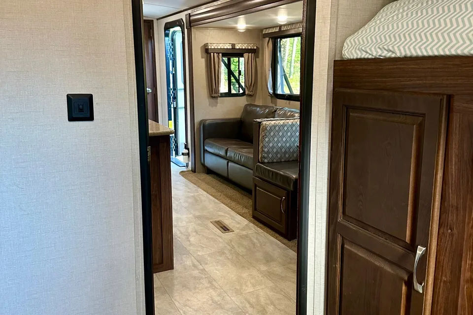 The Hutchins' Palomino 312TSQBK Travel Trailer