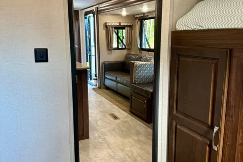 The Hutchins' Palomino 312TSQBK Travel Trailer