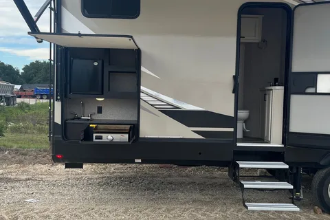 Teela's Highland Ridge RV Mesa Ridge XLT Fifth Wheel