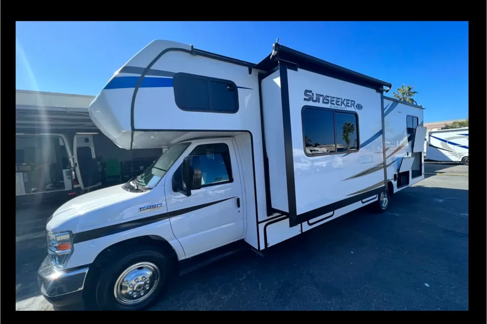 C15 Luxury SUNSEEKER 10 Sleeper w Bunks! 2 SlideRooms - STARLINK Internet