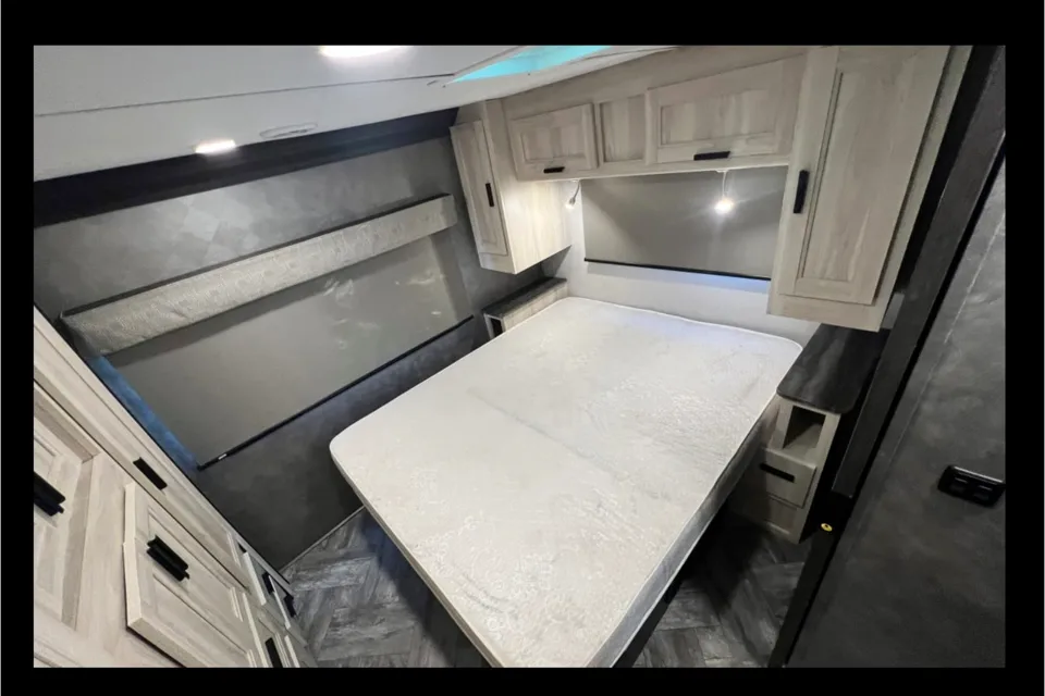 C15 Luxury SUNSEEKER 10 Sleeper w Bunks! 2 SlideRooms - STARLINK Internet