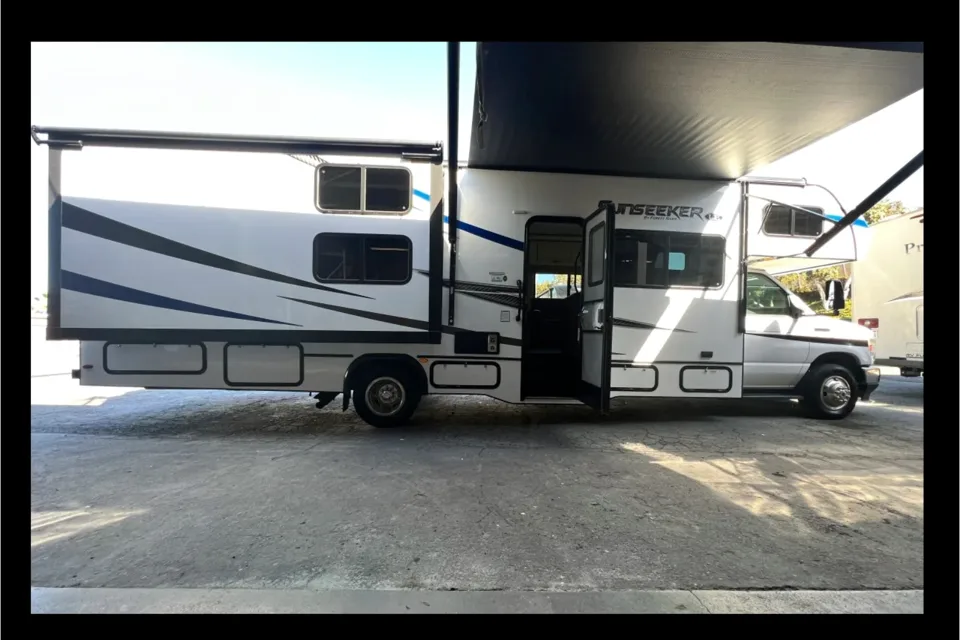 C15 Luxury SUNSEEKER 10 Sleeper w Bunks! 2 SlideRooms - STARLINK Internet