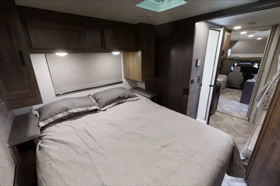 C15 Luxury SUNSEEKER 10 Sleeper w Bunks! 2 SlideRooms - STARLINK Internet