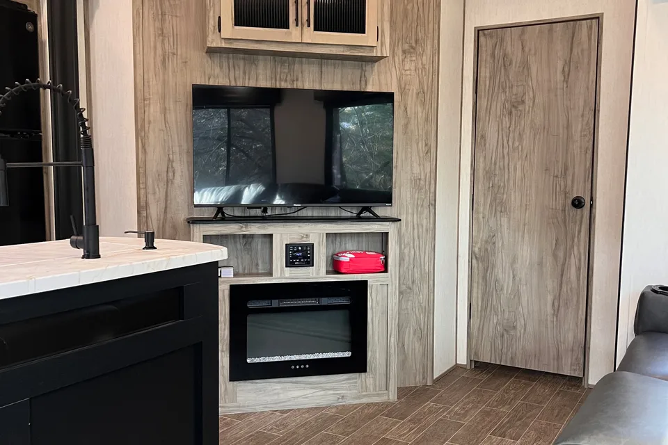 2022 Forest River Cherokee Arctic Wolf 3770 Suite Fifth Wheel