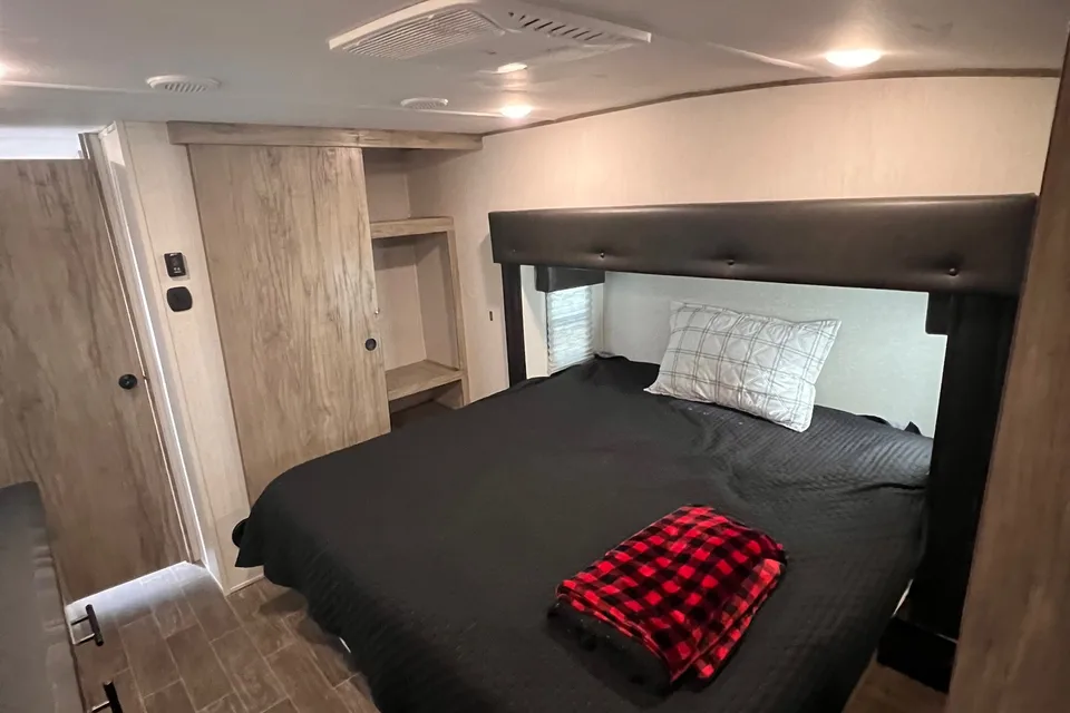 2022 Forest River Cherokee Arctic Wolf 3770 Suite Fifth Wheel
