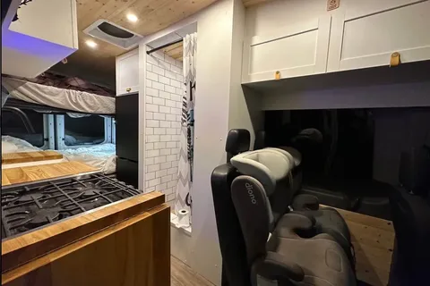 L'a-VAN-turière - Campervan (Ford Transit 350HD, hybride, AWD)