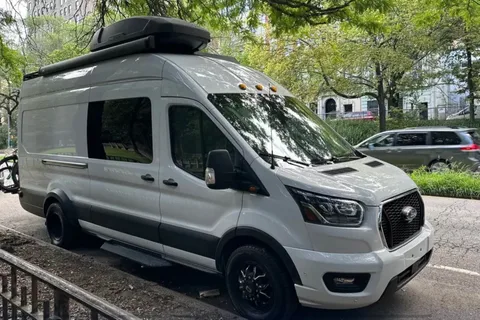 L'a-VAN-turière - Campervan (Ford Transit 350HD, hybride, AWD)