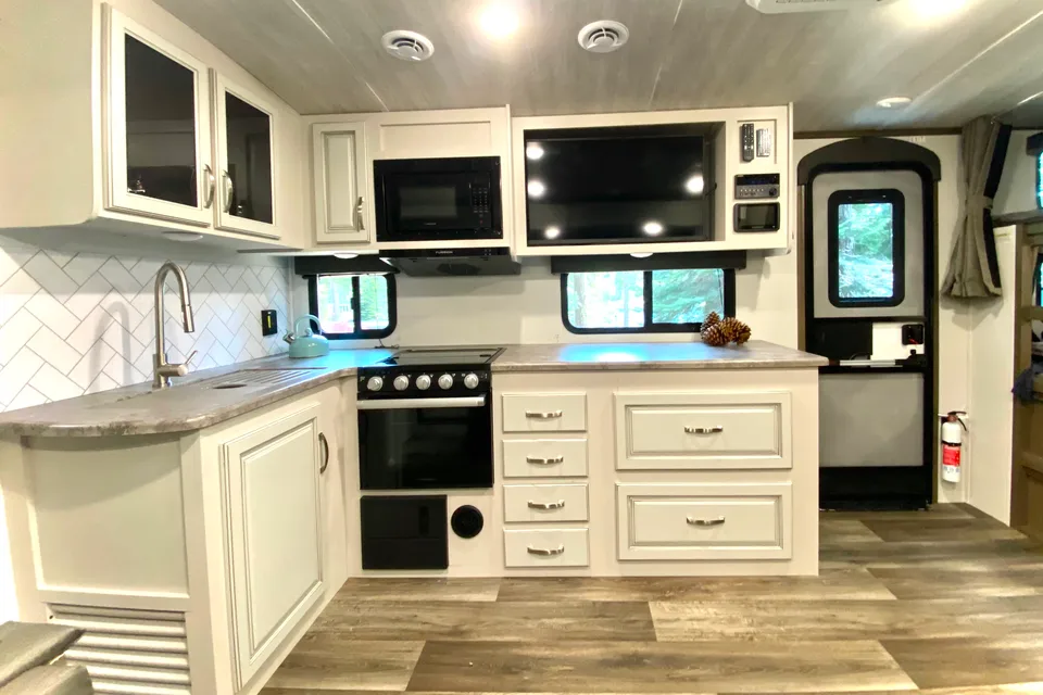 30’ King Bed, Bunks, Huge Kitchen, Griddle, Kayaks, and more!!