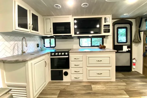 30’ King Bed, Bunks, Huge Kitchen, Griddle, Kayaks, and more!!