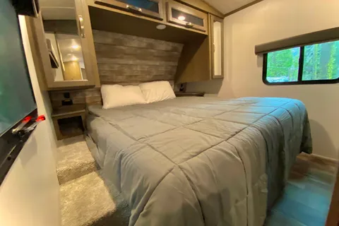 30’ King Bed, Bunks, Huge Kitchen, Griddle, Kayaks, and more!!