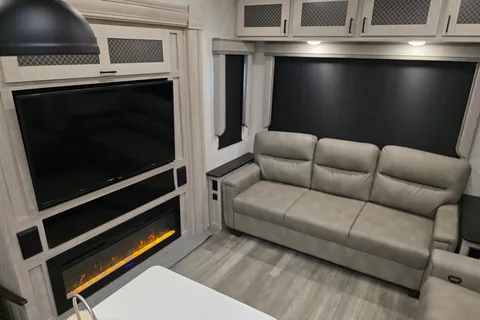 Meet "Eve"- East to West Tandara Fifth Wheel