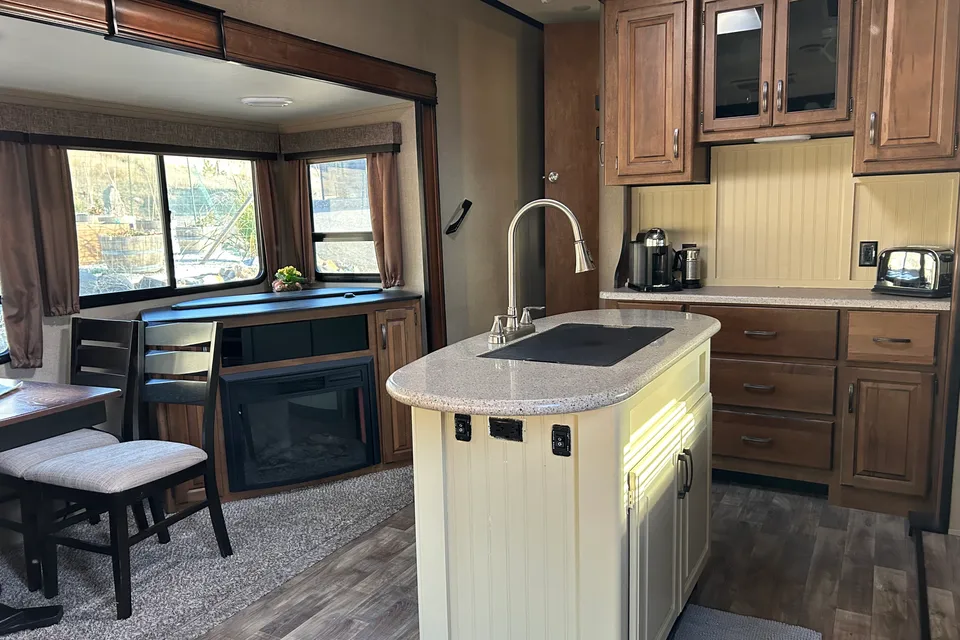 Fifth Wheel on private farm close to everything