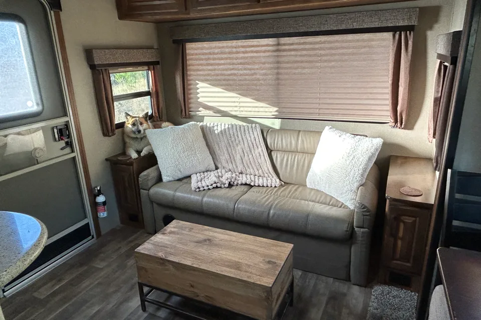 Fifth Wheel on private farm close to everything