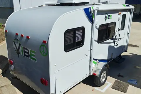 20' V-Cross Vibe, EZ Pullin' Lux Tent on Wheels!