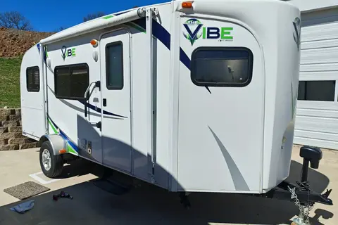 20' V-Cross Vibe, EZ Pullin' Lux Tent on Wheels!