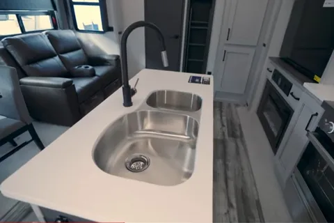 Robert's Keystone Montana High Country Fifth Wheel