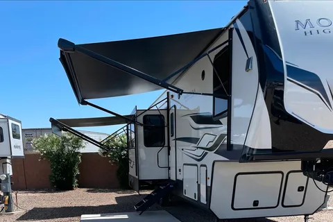 Robert's Keystone Montana High Country Fifth Wheel