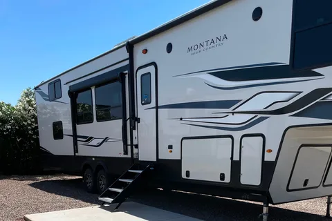 Robert's Keystone Montana High Country Fifth Wheel
